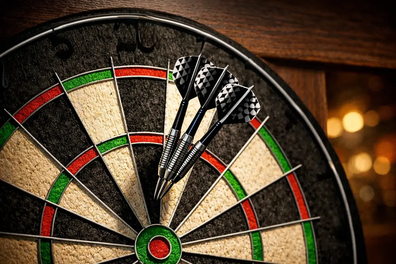 Dartscheibe mit Pfeilen in der Triple-20 bei einem professionellen Turnier