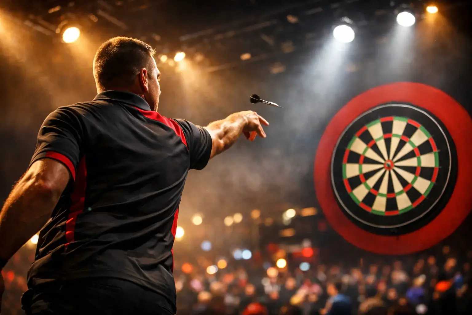 Darts-Spieler wirft einen Pfeil auf der Bühne eines großen Turniers